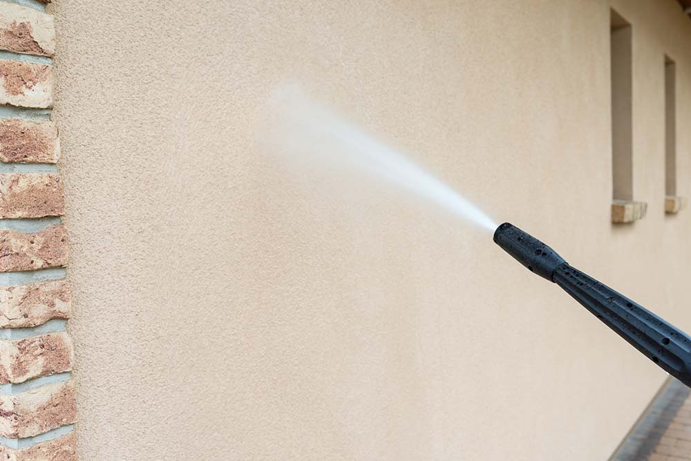 dreamstime_m_116966019 Power washing exterior of a house